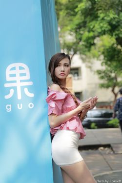 女仆跪着用乳伺候主人**